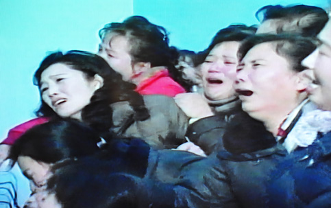 Populares em desespero com a morte de Kim Jong Il